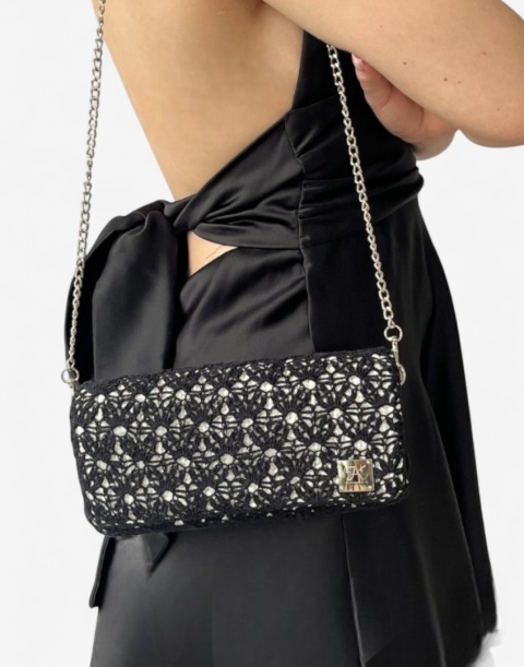 Czarna torebka szydełkowa z koronkowym pokryciem – elegancka torebka ręcznie robiona